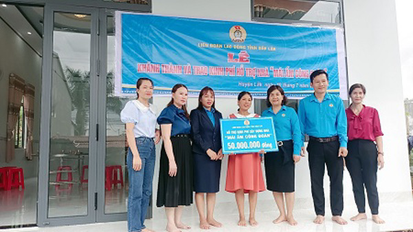LĐLĐ tỉnh trao kinh phí hỗ trợ  nhà “Mái ấm công đoàn” cho đoàn viên có hoàn cảnh khó khăn huyện Lắk